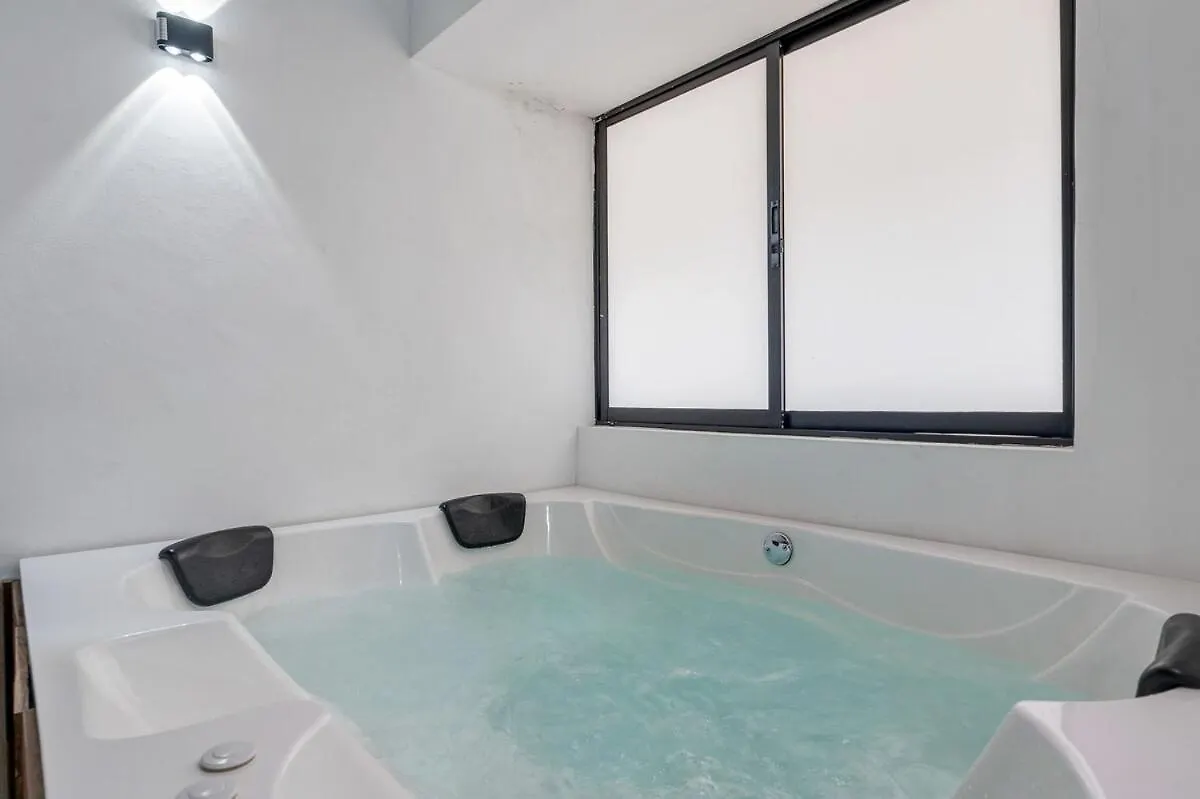 Apartamento Nowa Cumbiana Apt - With Hot Tub On Provenza'S Main Street Medellín Colômbia